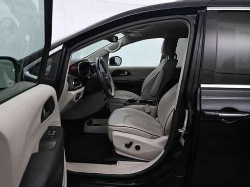 Used 2017 Chrysler Pacifica Limited w/ UConnect Theater Package FWD image 20