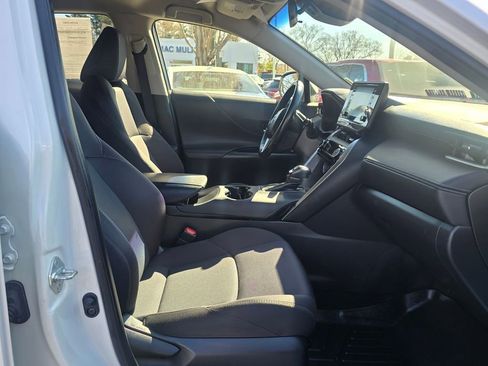 Used 2021 Toyota Venza LE AWD/4WD image 11