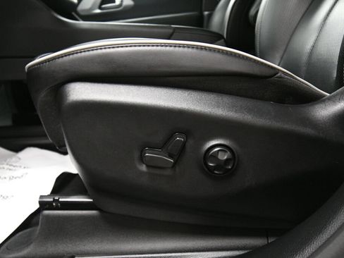 Used 2025 Chrysler Pacifica Limited FWD image 10