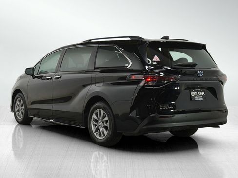 Used 2025 Toyota Sienna XLE w/ XLE Plus Package image 3