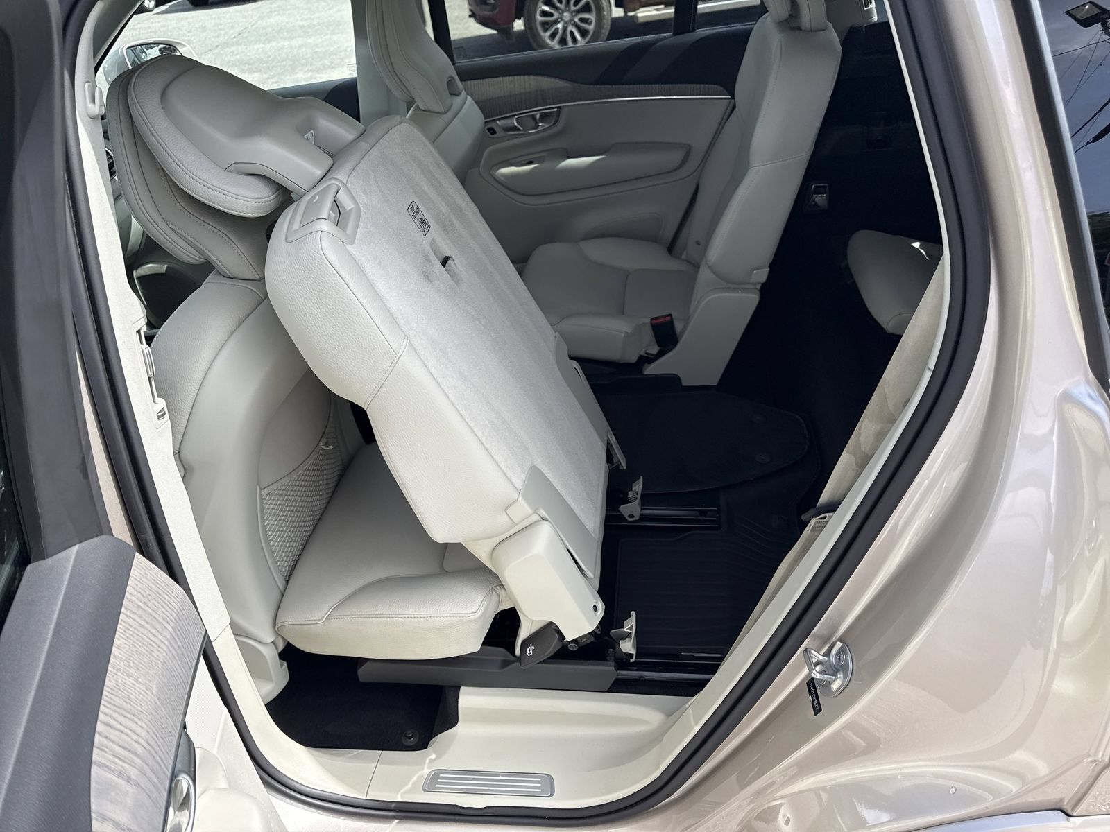 Used 2024 Volvo XC90 T8 Plus w/ Protection Package Premier AWD/4WD image 11