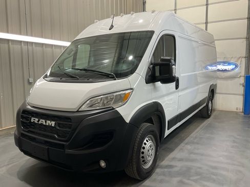 Used 2024 RAM ProMaster 2500 w/ Convenience Group image 3