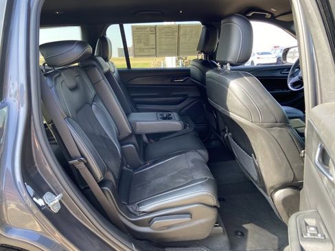 Used 2024 Jeep Grand Cherokee L Laredo image 13