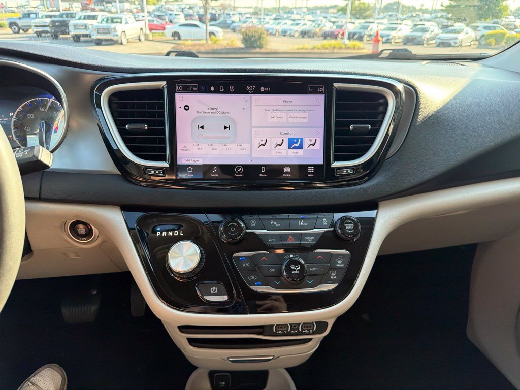 Used 2023 Chrysler Pacifica Touring-L FWD image 22