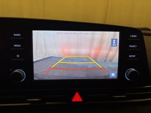 Used 2022 Hyundai Elantra SE image 18