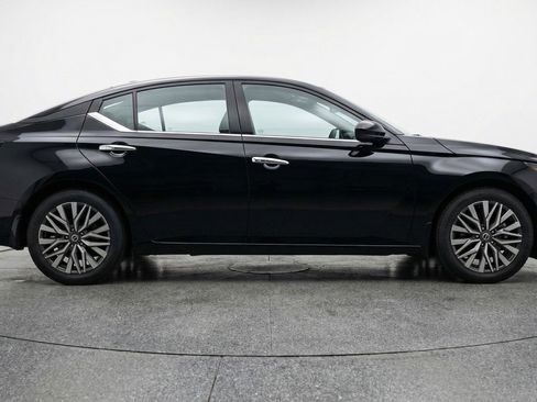 Used 2025 Nissan Altima 2.5 SV image 11
