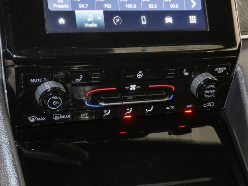 Used 2024 Jeep Grand Cherokee Altitude image 17