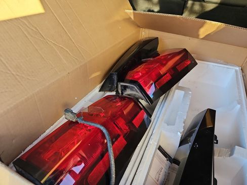 Used 2018 Chevrolet Tahoe LT w/ RST Edition image 37