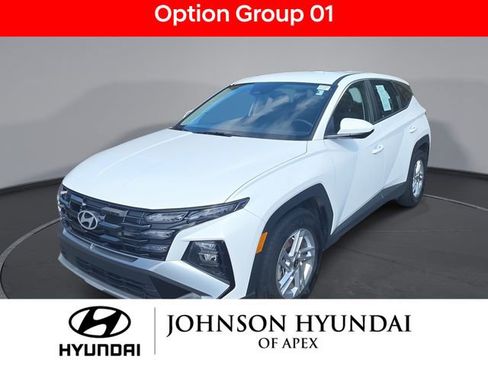 Certified 2025 Hyundai Tucson SE image 1