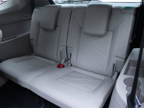 Certified 2025 Volkswagen Atlas SE image 33