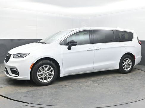 Used 2025 Chrysler Pacifica Select image 4