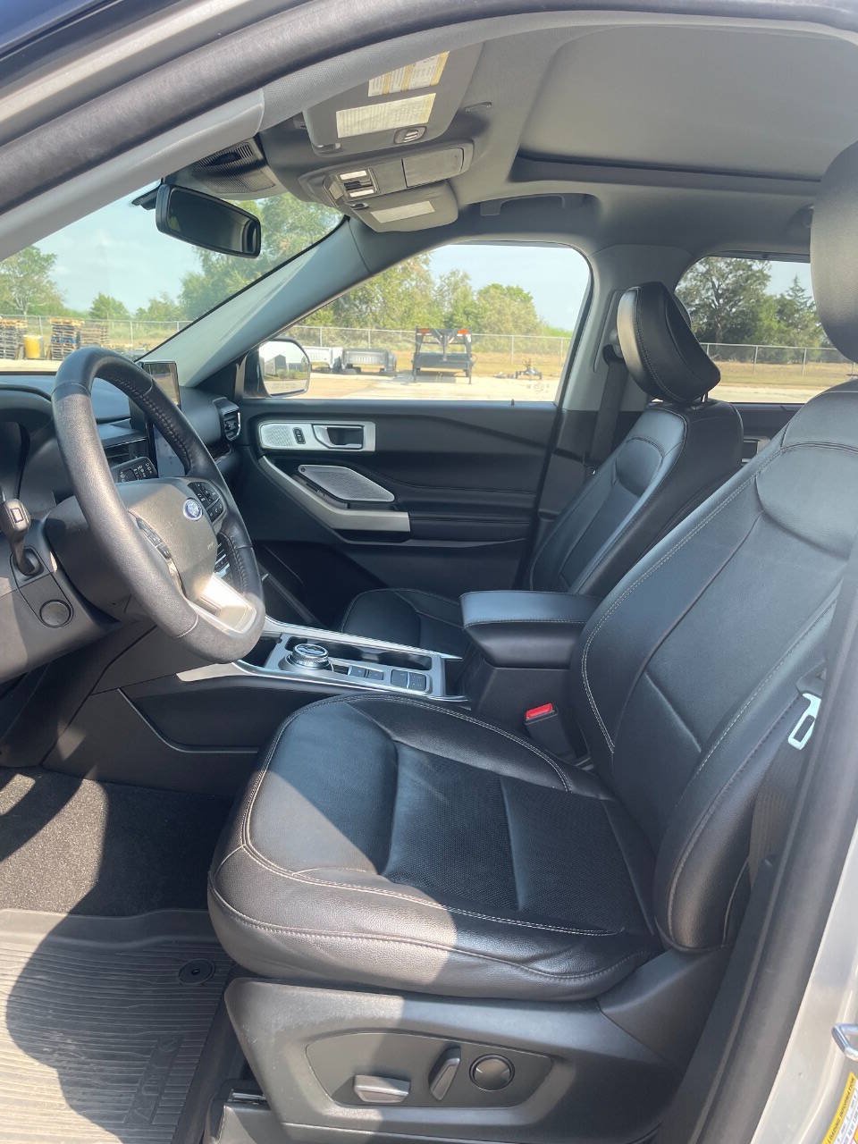 Used 2023 Ford Explorer Limited w/ Limited Technology Package RWD image 3