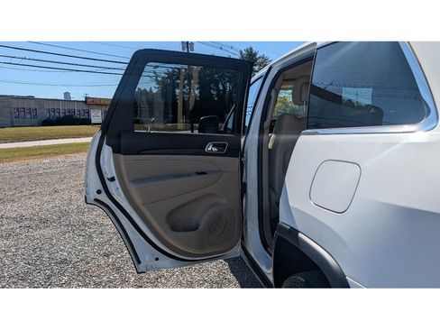 Used 2019 Jeep Grand Cherokee Laredo w/ 18" Wheel & 8.4" Radio Group image 10