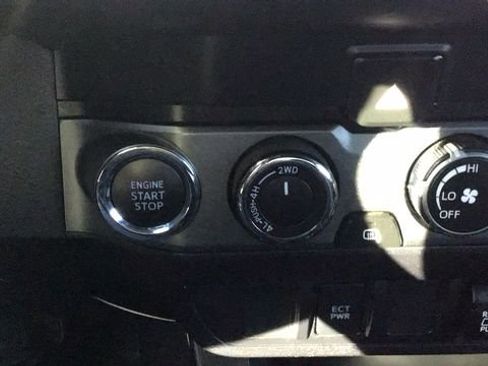 Used 2020 Toyota Tacoma TRD Sport image 21