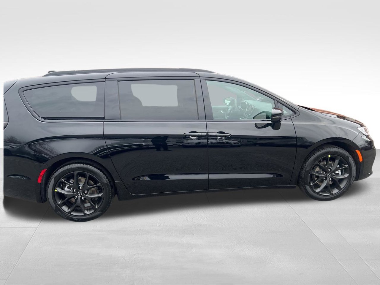 New 2026 Chrysler Pacifica Select w/ S Appearance Package FWD image 6
