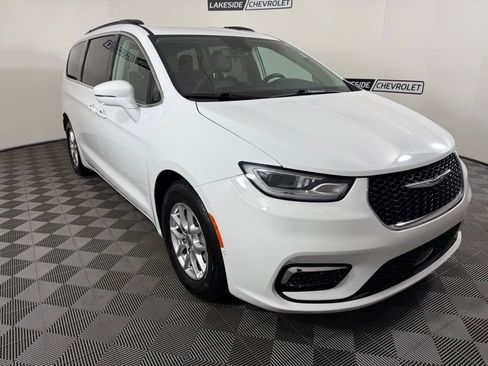 Used 2022 Chrysler Pacifica Touring-L w/ Uconnect Theater Family Group image 8