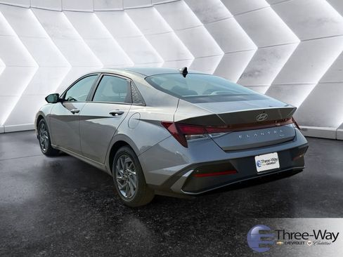 Used 2024 Hyundai Elantra SEL image 3