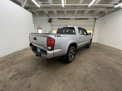 Used 2018 Toyota Tacoma TRD Sport image 6