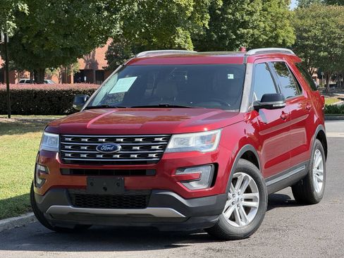 Used 2017 Ford Explorer XLT w/ Equipment Group 202A FWD image 2