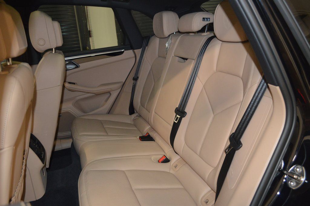Certified 2025 Porsche Macan AWD/4WD image 37