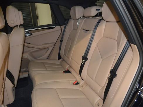 Certified 2025 Porsche Macan AWD/4WD image 37