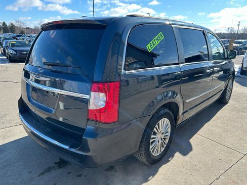 Used 2014 Chrysler Town & Country Touring-L w/ Driver Convenience Group image 5