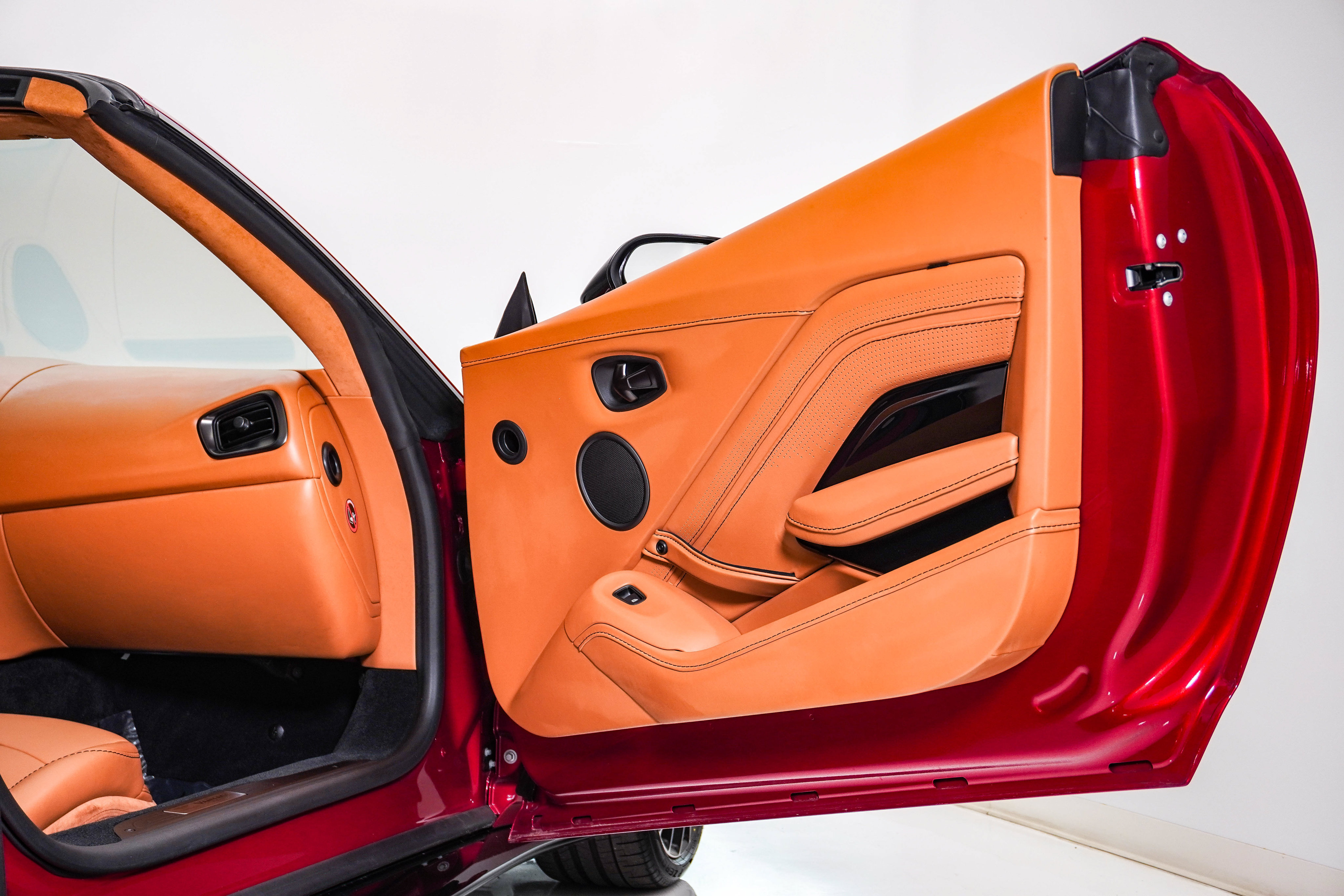 Used 2023 Aston Martin V8 Vantage Roadster RWD image 21