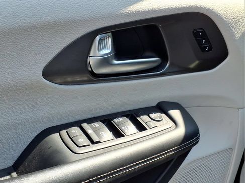 Used 2024 Chrysler Pacifica Limited FWD image 4