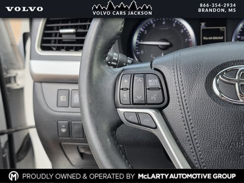 Used 2019 Toyota Highlander XLE FWD image 26