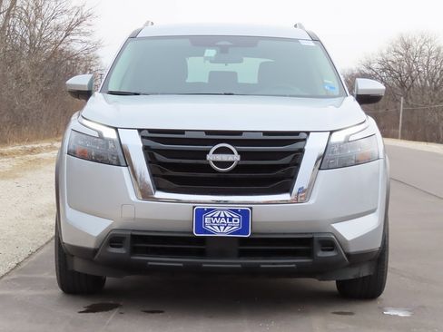 Used 2025 Nissan Pathfinder SV image 7