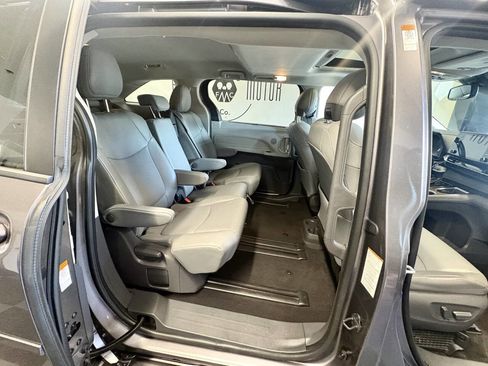 Used 2021 Toyota Sienna XLE FWD image 15