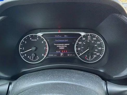 Used 2023 Nissan Sentra SR w/ SR Premium Package FWD image 5