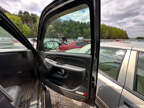 Used 2004 Chevrolet Silverado 2500 LT AWD/4WD image 24