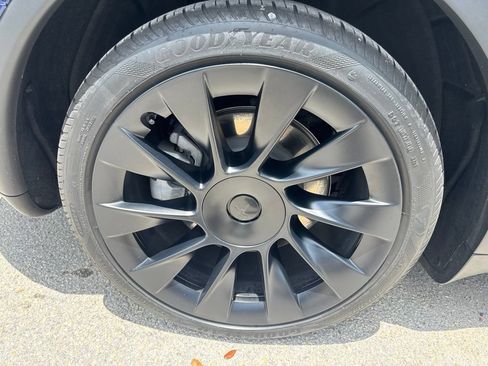Used 2025 Tesla Model Y Long Range RWD image 9