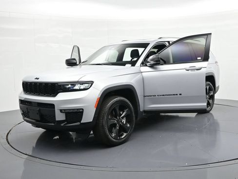 Used 2025 Jeep Grand Cherokee L Limited w/ Black Appearance Package AWD/4WD image 26
