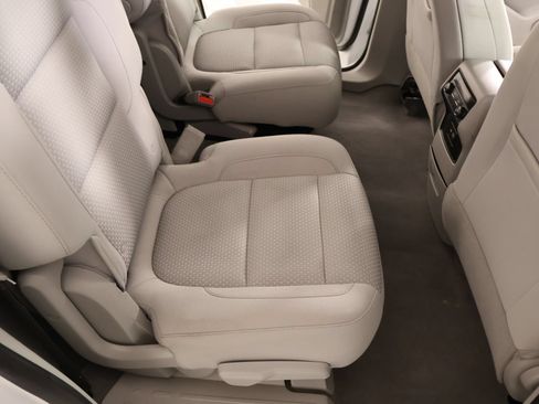 Used 2022 GMC Acadia SLE FWD image 14