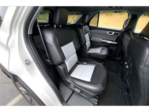 Used 2022 Ford Explorer XLT w/ Equipment Group 202A AWD/4WD image 26