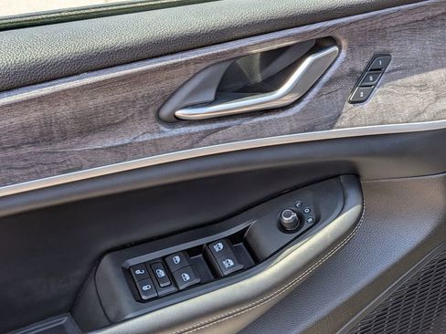 Used 2023 Jeep Grand Cherokee Limited w/ Black Appearance Package AWD/4WD image 12