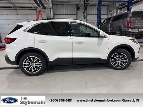 New 2025 Ford Escape SE w/ Class II Trailer Tow Package FWD image 11