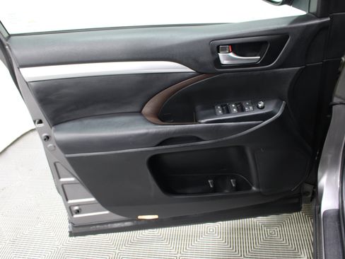 Used 2018 Toyota Highlander XLE w/ Protection Package #3 AWD/4WD image 6