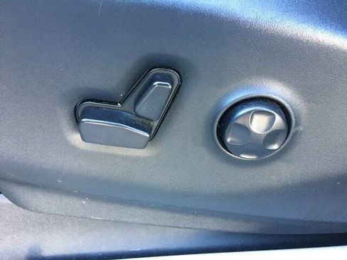 Used 2024 Chrysler Pacifica Touring-L FWD image 16