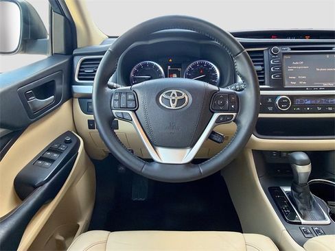 Used 2019 Toyota Highlander XLE image 17