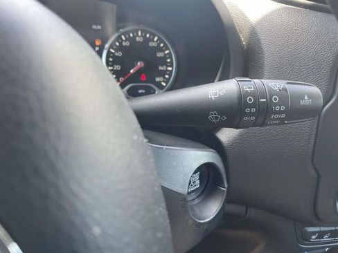 Used 2017 Jeep Renegade Limited AWD/4WD image 28