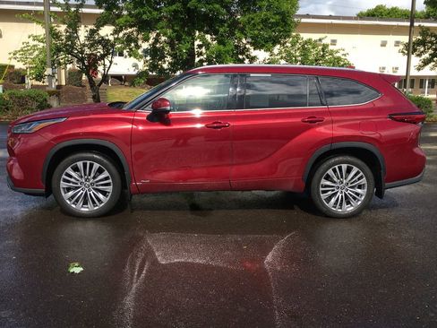 Used 2022 Toyota Highlander Platinum AWD/4WD image 3