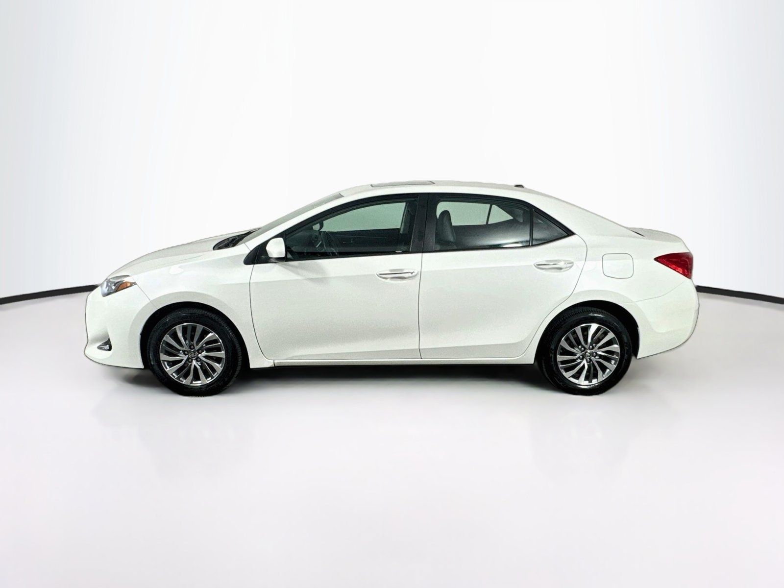 Used 2019 Toyota Corolla XLE w/ Carpet Mat Package (TMS) FWD image 4