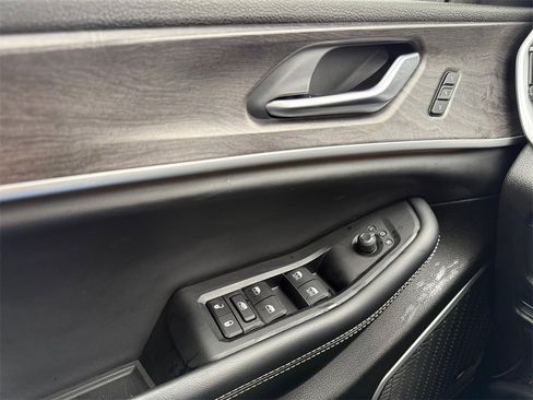 Used 2023 Jeep Grand Cherokee 4WD 4xe image 11