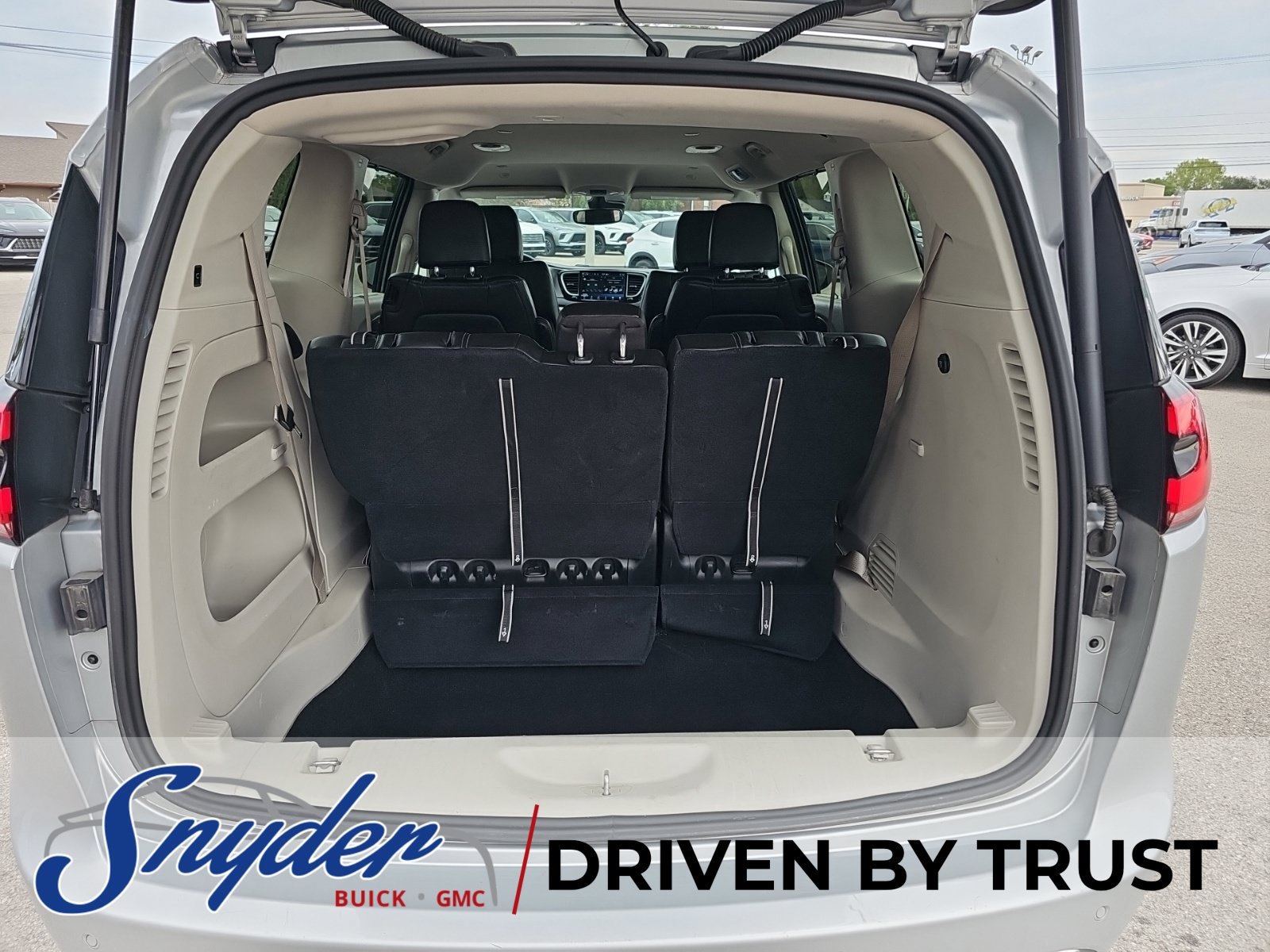 Used 2023 Chrysler Pacifica Touring-L FWD image 28