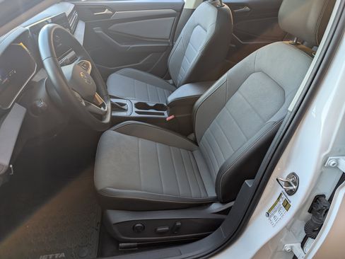 Used 2025 Volkswagen Jetta SE w/ Sunroof Package image 17