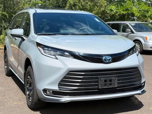 Used 2025 Toyota Sienna XLE Woodland Edition AWD/4WD image 7