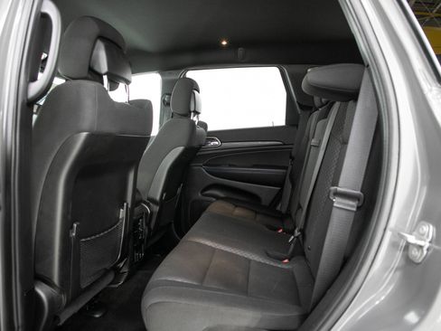 Used 2019 Jeep Grand Cherokee Laredo AWD/4WD image 16